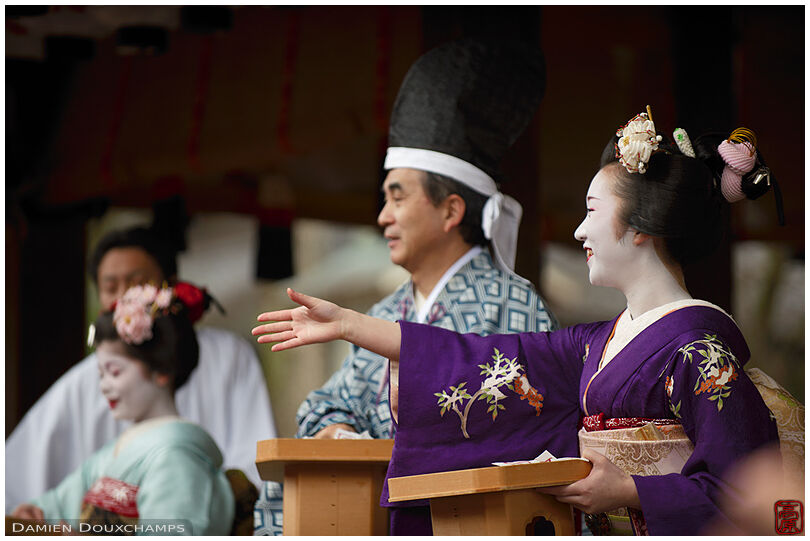 Geisha and maiko throwing beans during the setsubun festival in Yasaka shrine, Kyoto, Japan