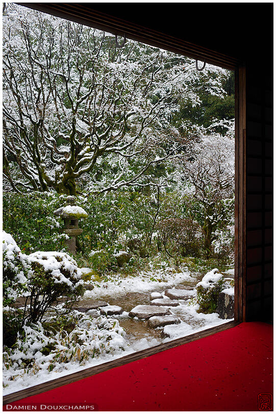 Koto-in temple garden in snow, Kyoto, Japan