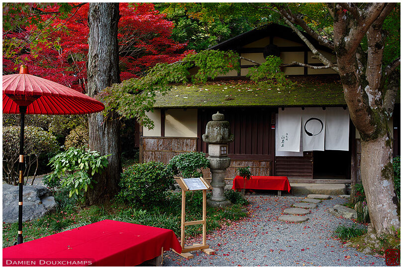 Entrance of Hakuryu-en tea house in autumn, Kyoto, Japan