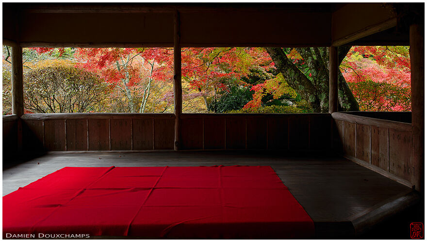 Rest pavilion with view on autumn colours, Hakuryu-en garden, Kyoto, Japan