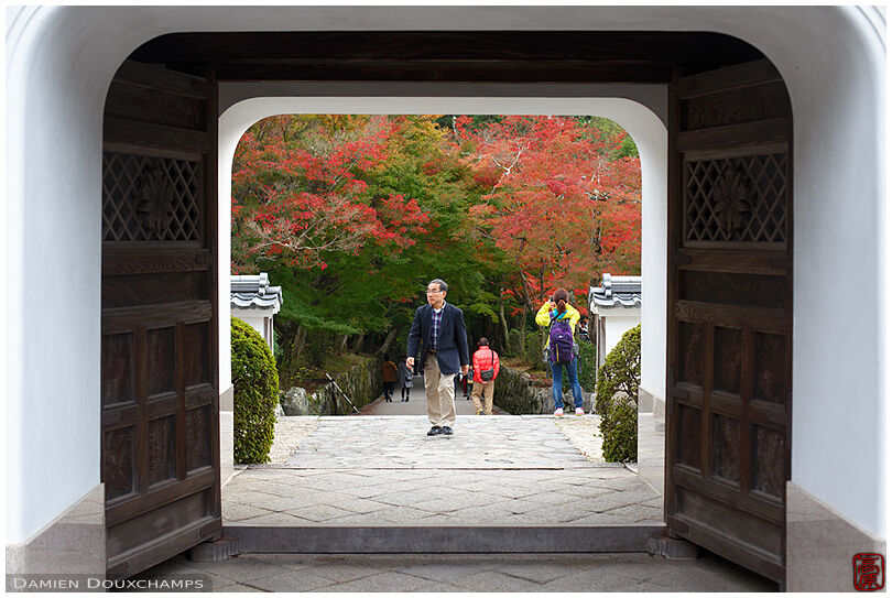 Tourists at the entrance gate of Kosho-ji temple, Kyoto, Japan