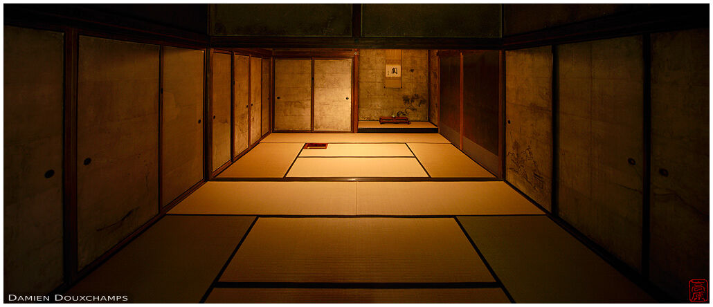 Dimly lit tea room with wabisabi walls and partitions, Koto-in temple, Kyoto, Japan
