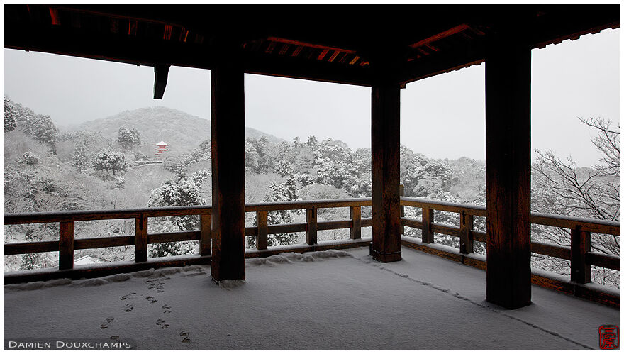 Terrace with view on snow-covered Kiyomizu temple, Kyoto, Japan