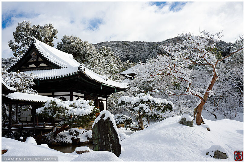 Snow-covered zen garden in Kodai-ji temple, Kyoto, Japan