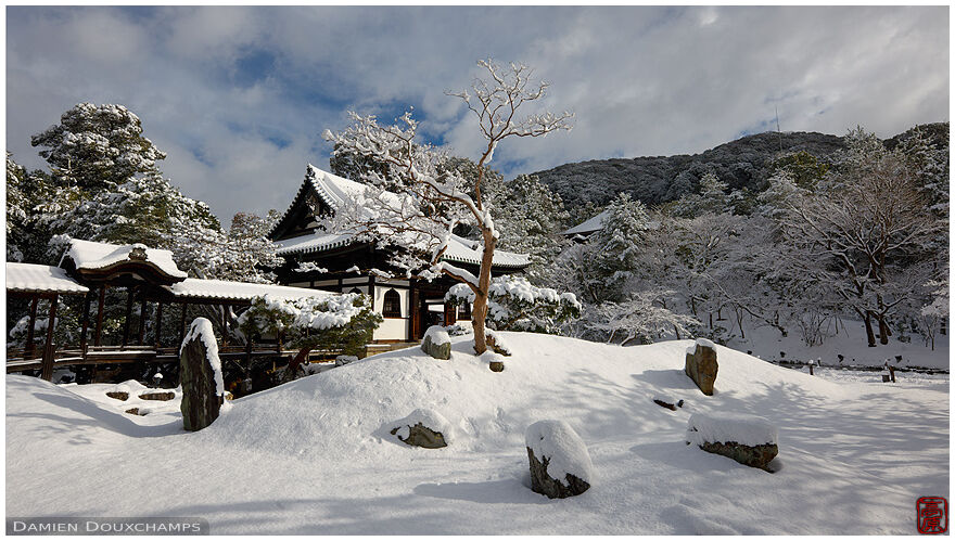 Snow-covered zen garden in Kodai-ji temple, Kyoto, Japan