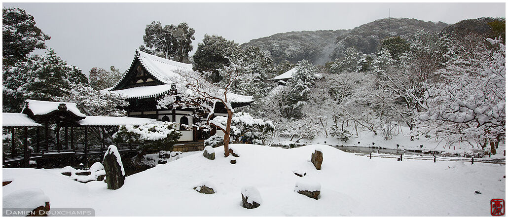 Kodai-ji garden covered with snow, Kyoto, Japan