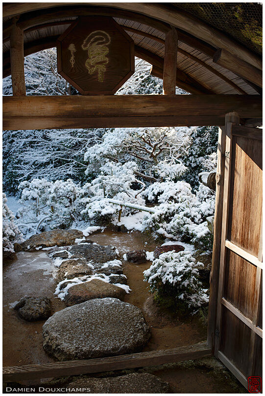Gate on snowy Japanese garden, Okochi-sanso villa, Kyoto