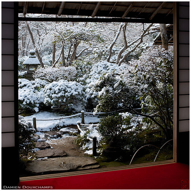 View on snow-covered Japanese garden, Okochi-sanso villa, Kyoto