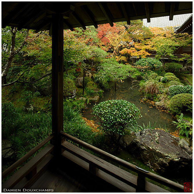 Passageway with view on the inner pond garden of Eikan-do temple, Kyoto, Japan