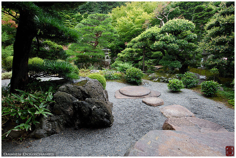 Large stepping stones in summer garden, Omuro residence, Kyoto, Japan