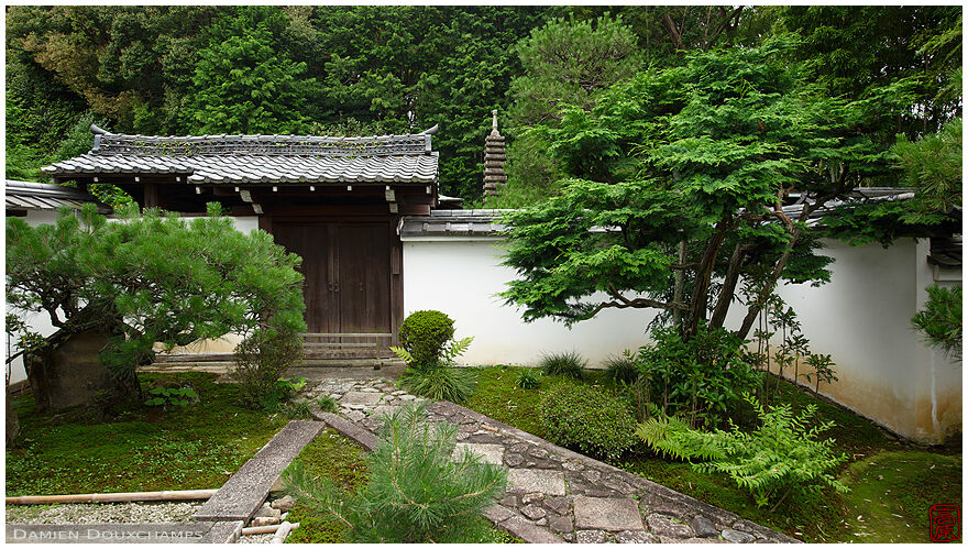 Entrance gate to Funda-in temple garden, Kyoto, Japan