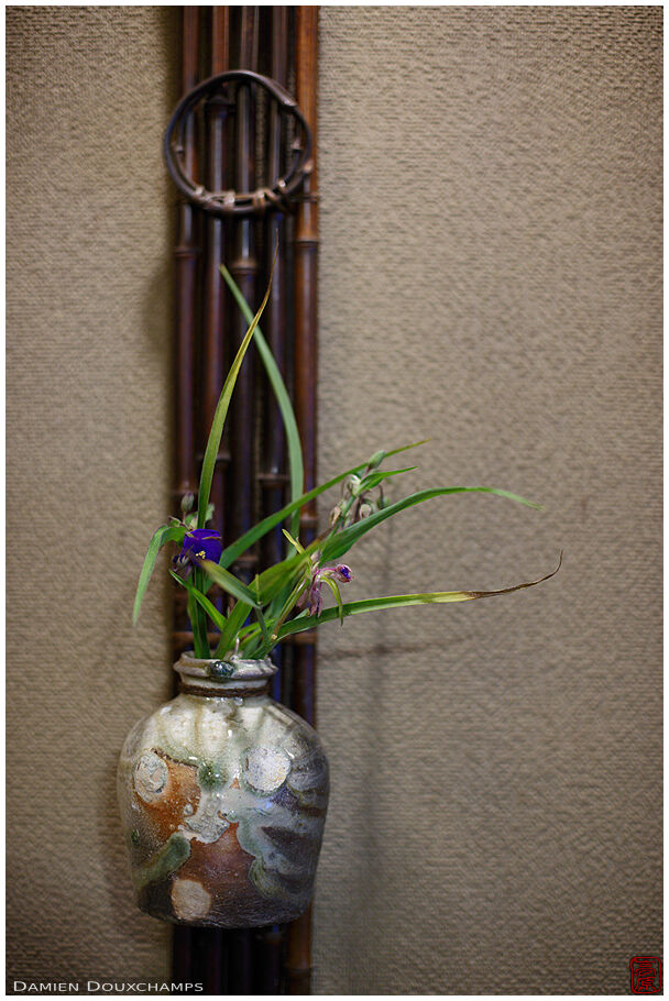 Simple ikebana but elaborate pottery, Seiuemon pottery store, Shiga, Japan