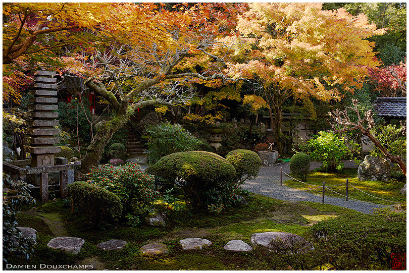 Shinzenko-ji temple garden in autumn, Kyoto, Japan