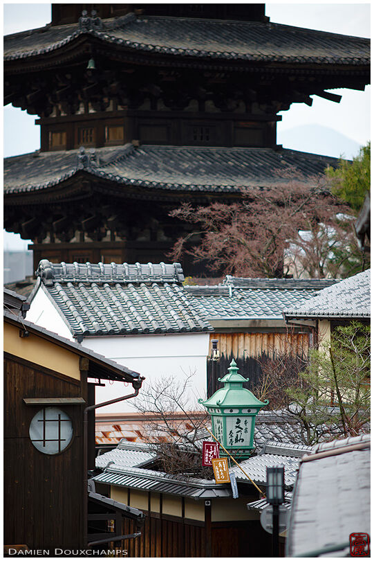Hokanji temple pagoda and the surrounding old and traditional buildings of the Ninenzaka area of Higashiyama, Kyoto, Japan