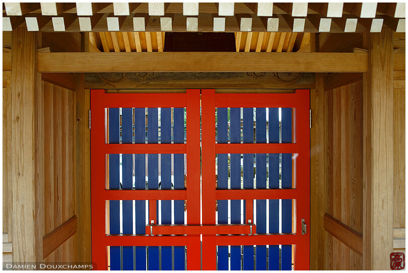 Red and blue gate in Honkoku-ji temple, Kyoto, Japan