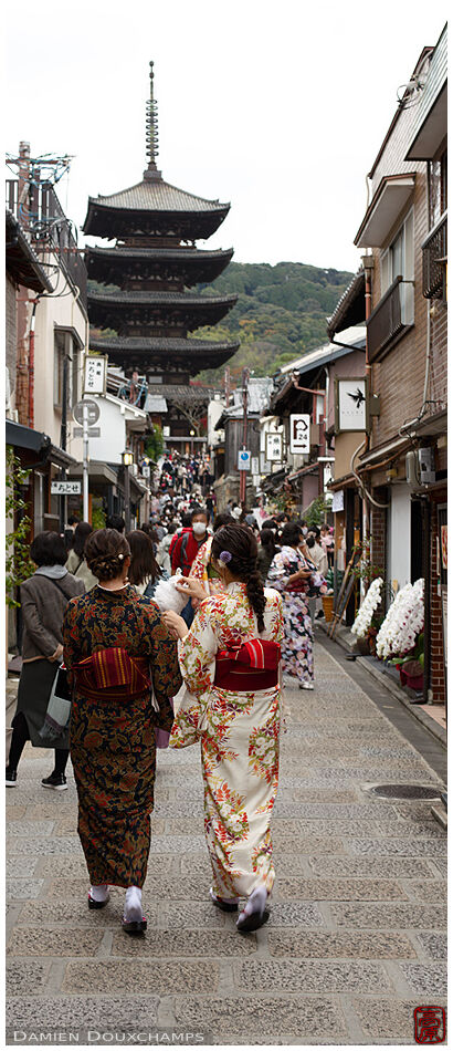 Ladies wearing kimonos on the approach towards the Hokanji temple pagoda, Kyoto, Japan