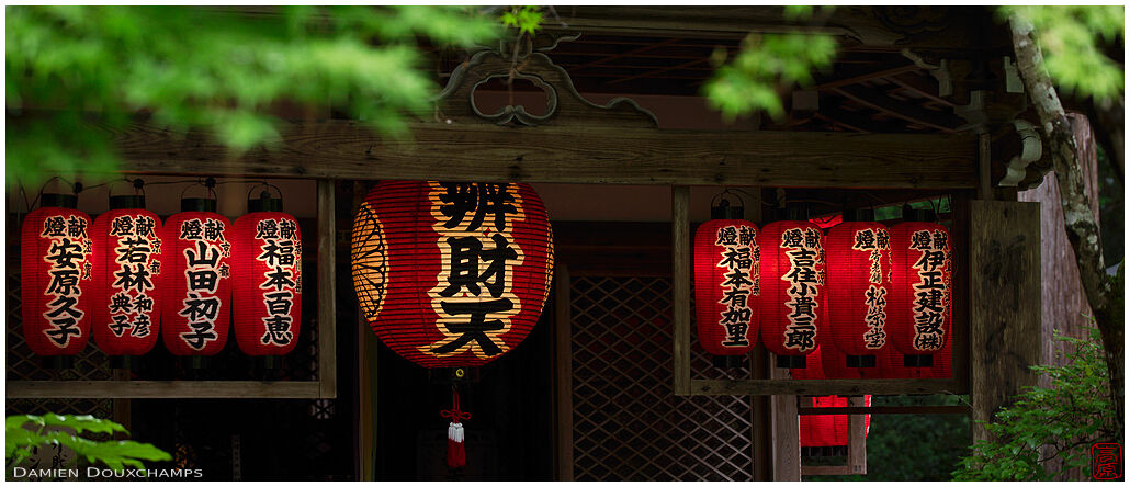Large red lantern and its smaller siblings in Sekisanzen-in temple, Kyoto, Japan