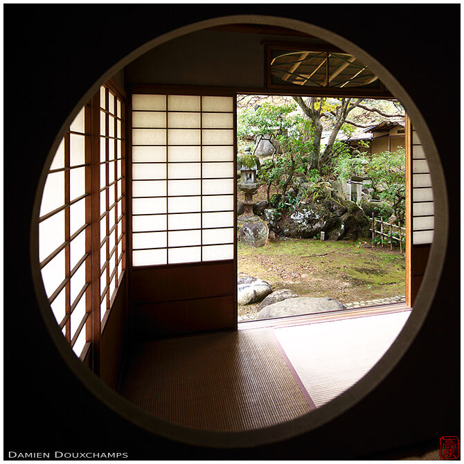 Round opening in tea room, Shōdensan-sō, Kyoto, Japan