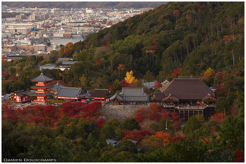 Autumn colours around the Kiyomizu-dera temple complex, Kyoto, Japan
