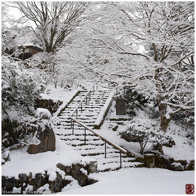 Hakuryu-en garden entrance in winter, Kyoto, Japan