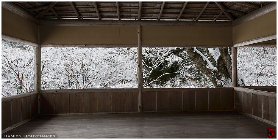 Rest pavilion with view on snow laden trees, Hakuryu-en garden, Kyoto, Japan
