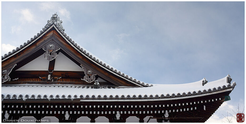 The snow-covered roof lines of Konkaikōmyō-ji temple, Kyoto, Japan