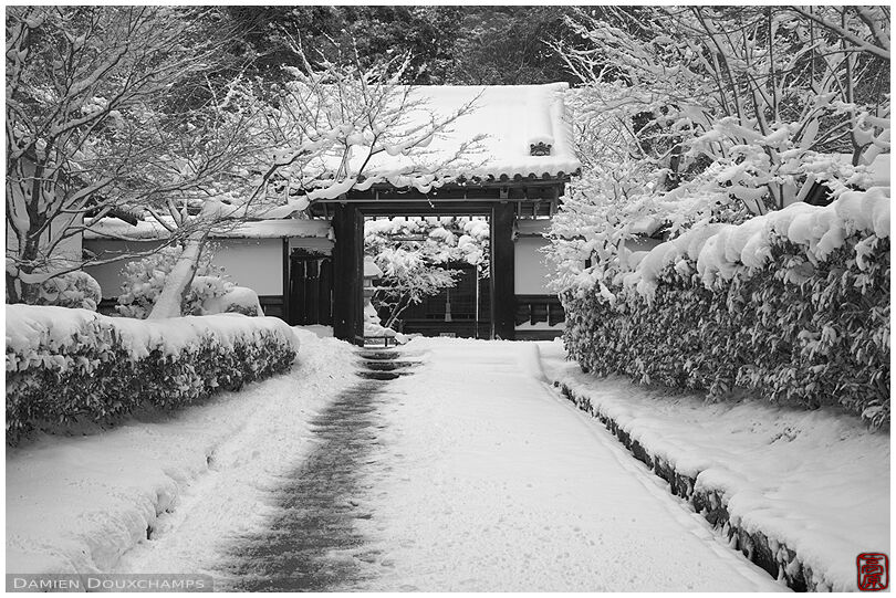 The snow covered entrance of Saisho-in temple in the Nanzen0ji temple complex, Kyoto, Japan