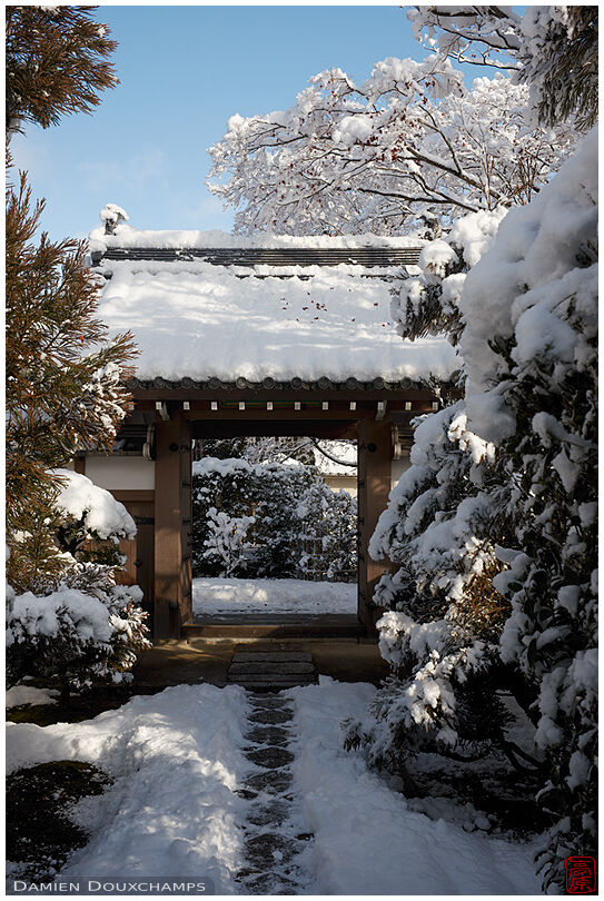The entrance of Genko-an temple on a very snowy day, Kyoto, Japan
