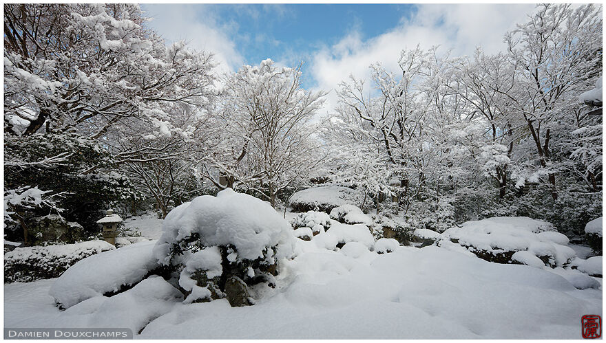 Heavy snow cover on Genko-an temple garden, Kyoto, Japan