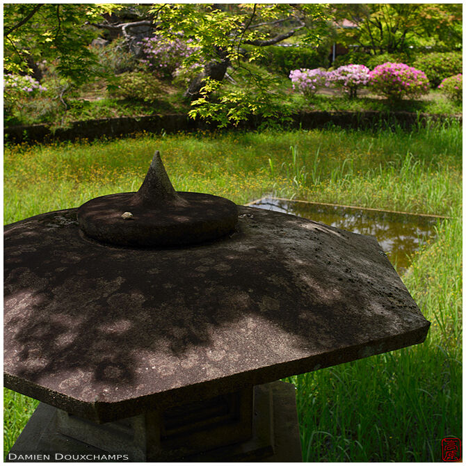 Pointy lantern top hat, Shodensanso gardens, Kyoto, Japan