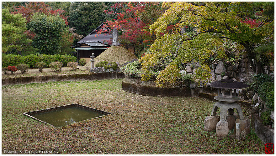 Lantern and tea house around dried pond, Shodensanso, Kyoto, Japan