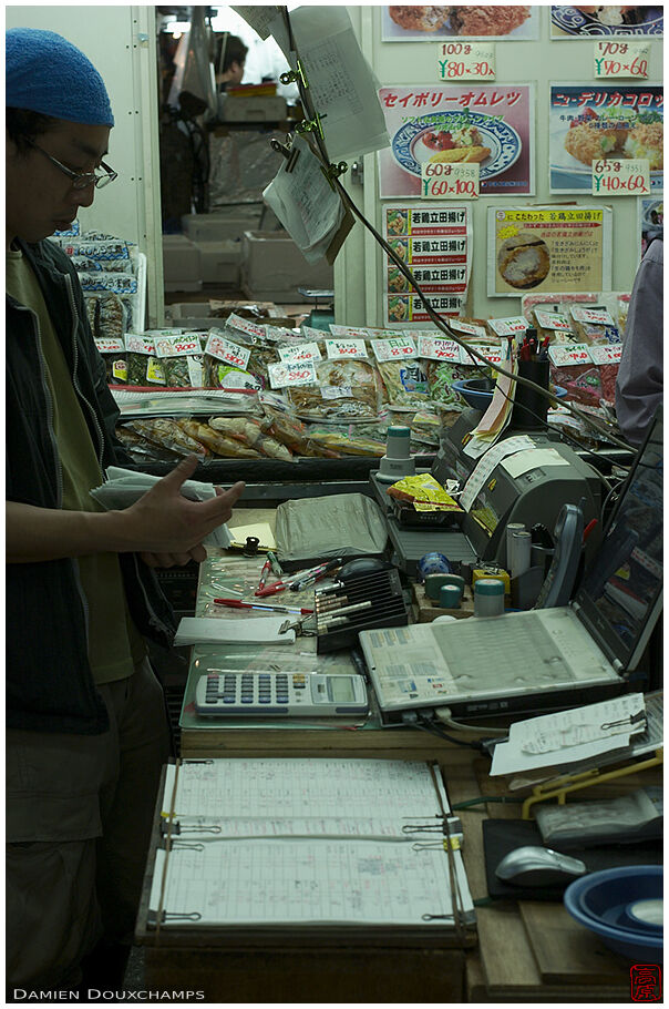 Counting the yens at the end of the day at Tsukiji market