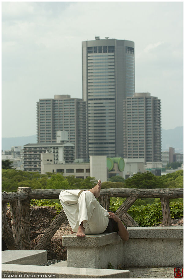 Resting in the middle of the city mayhem in Osakajoo koen