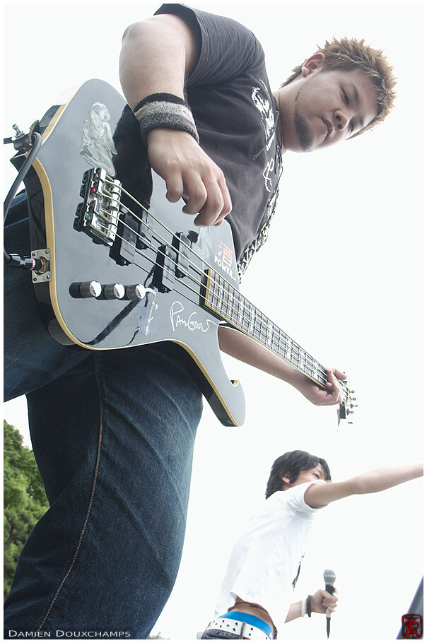 Bass guitar player, Osakajoo koen