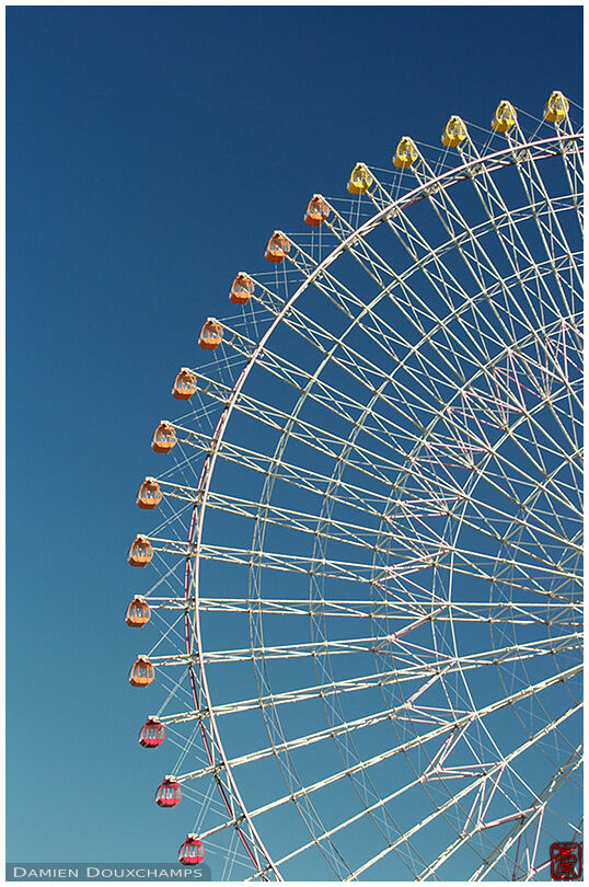 The largest ferris wheel in the world, vertical shot