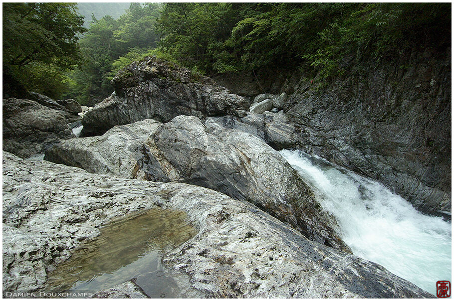 The river downstream: polished rocks 1