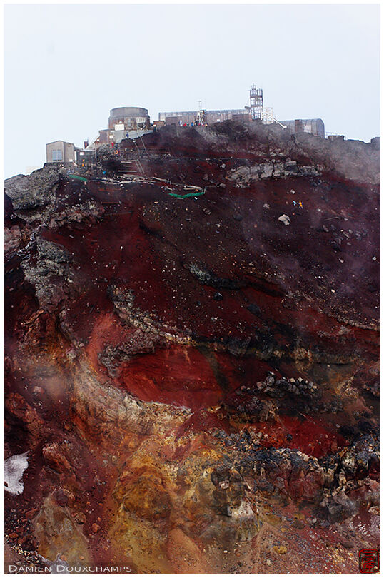 The summit and its coloured base