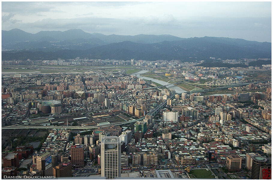 Evening colors from Taipei 101, looking north